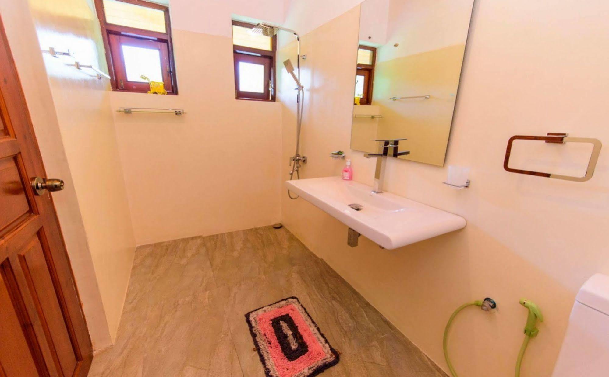 Hikka Hide Villa Hikkaduwa Bagian luar foto